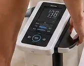 Visor da balança de bioimpedância com os resultados da medição.