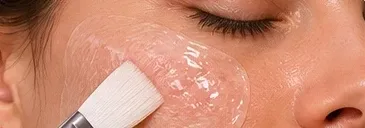 Pincel aplicando peeling no rosto.