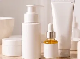 Frascos de produtos de skincare sobre uma bancada.