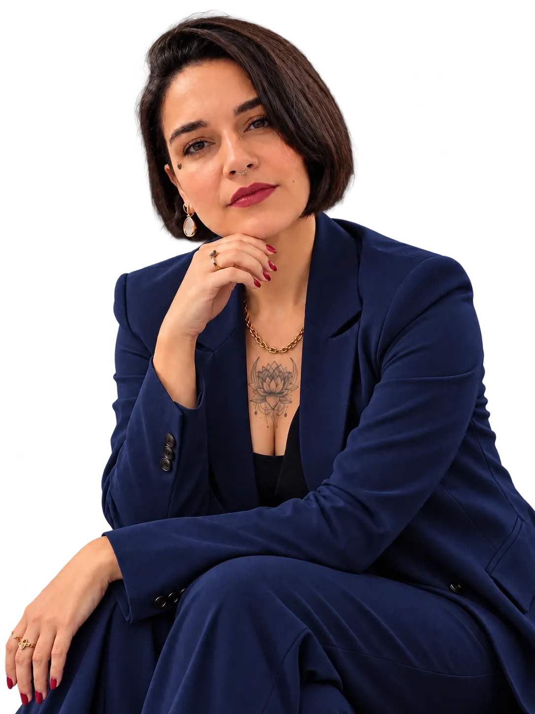 Dra. Natairis Marques de terno azul-marinho, com a mão apoiada no queixo